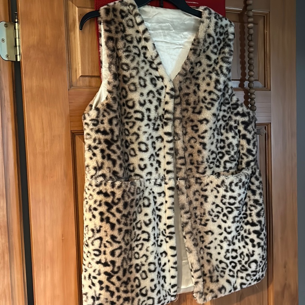 Neat little faux leopard vest I would say it’s a M/L